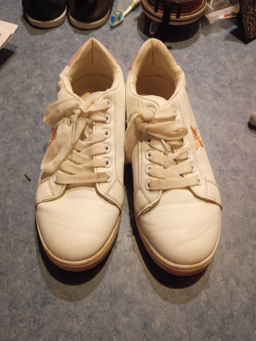 Source Unknown White Women's Sneakers with Pink Accent